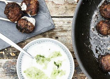De lekkerste gehaktballen met yoghurtsaus recept