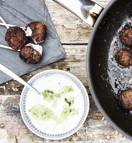 De lekkerste gehaktballen met yoghurtsaus recept