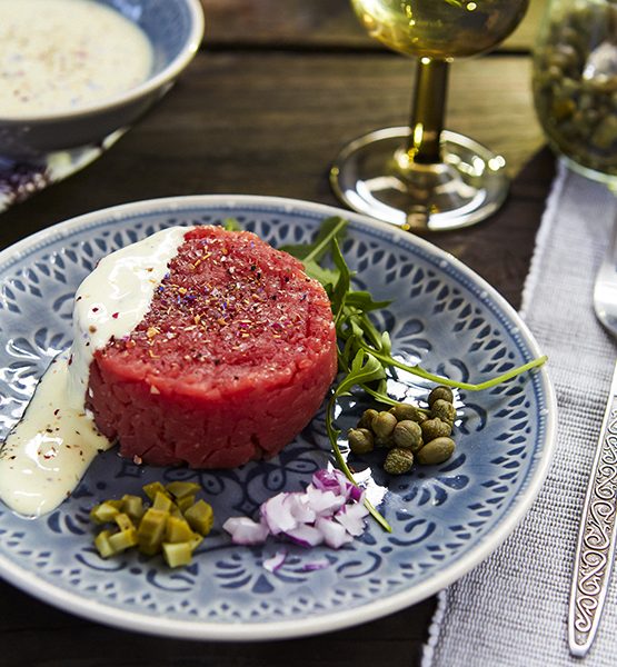 Tartaar met mosterd-yoghurt crème