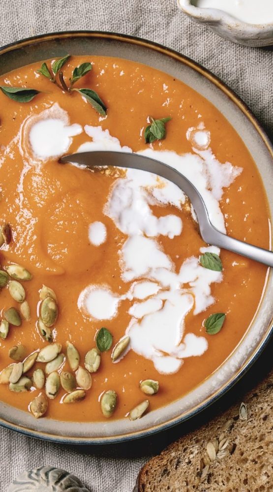 Pompoensoep met geitenyoghurt